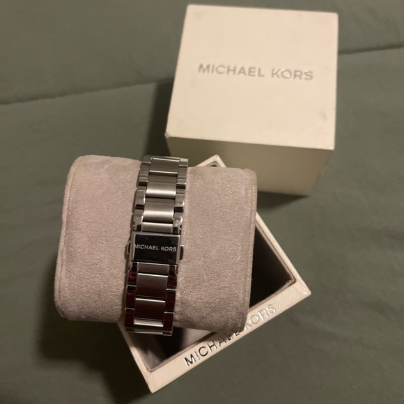 Michael kors Watch - Picture 2 of 3